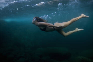 Woman swimming underwater - ISF22599