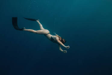 Frau schwimmt unter Wasser - ISF22606