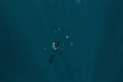 Frau schwimmt unter Wasser - ISF22608