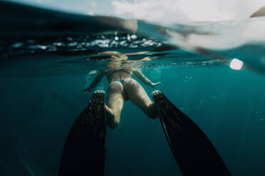 Frau schwimmt unter Wasser - ISF22610