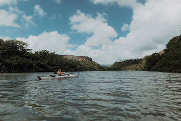 Frau beim Kajakfahren, Princeville, Hawaii, USA - ISF22616