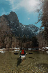 Mann fährt Kajak auf einem See, Yosemite Village, Kalifornien, Vereinigte Staaten - ISF22624