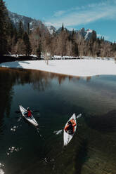 Freunde beim Kajakfahren auf dem See, Yosemite Village, Kalifornien, Vereinigte Staaten - ISF22625