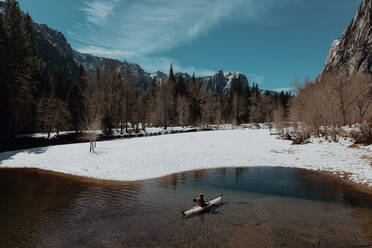 Mann fährt Kajak auf einem See, Yosemite Village, Kalifornien, Vereinigte Staaten - ISF22627