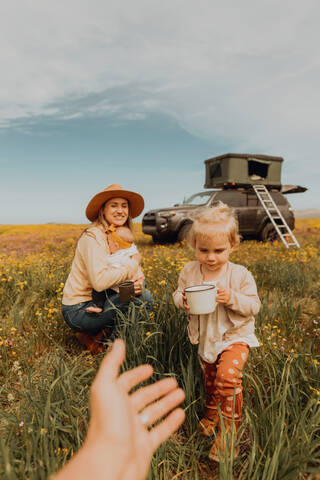 Mutter mit Töchtern auf einem Ausflug auf dem Lande, lizenzfreies Stockfoto