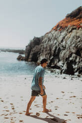 Mann läuft am Strand, Big Sur, Kalifornien, Vereinigte Staaten - ISF22648