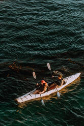 Friends kayaking in sea - ISF22672