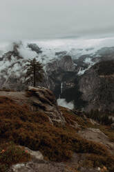 Wolkenteppich in Gebirgszügen, Yosemite-Nationalpark, Kalifornien, Vereinigte Staaten - ISF22682