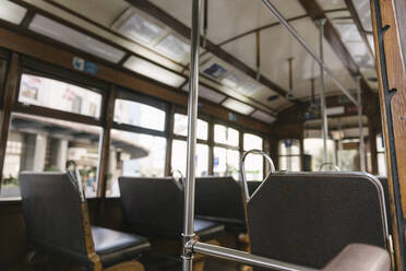 Innenraum einer Straßenbahn, Lissabon, Portugal - AHSF00999