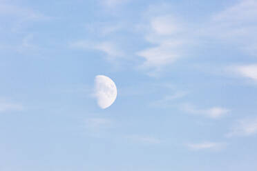 Deutschland, Brandenburg, Linum, Mond bei Tag gegen pastellblauen Himmel - JUBF00357