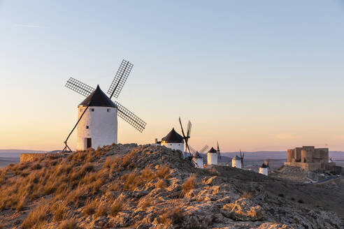 Spanien, Provinz Toledo, Consuegra, Reihe von alten Windmühlen auf einem Hügel - WPEF02109