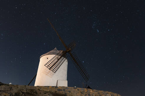 Spanien, Provinz Toledo, Consuegra, Alte Windmühle am nächtlichen Sternenhimmel - WPEF02114