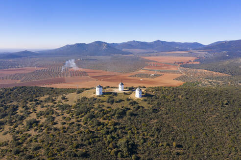 Spanien, Provinz Ciudad Real, Puerto Lapice, Luftaufnahme von drei auf einem Hügel stehenden Windmühlen - WPEF02117