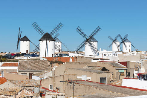 Spanien, Provinz Ciudad Real, Campo de Criptana, Windmühlen am Rande einer Stadt auf dem Land - WPEF02121