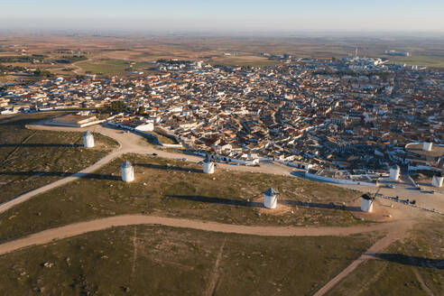 Spanien, Provinz Ciudad Real, Campo de Criptana, Luftaufnahme von Windmühlen am Rande einer Stadt auf dem Land - WPEF02122