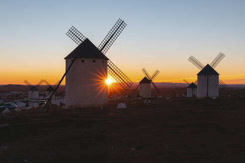 Spanien, Provinz Ciudad Real, Campo de Criptana, Alte Windmühlen bei Sonnenuntergang - WPEF02124