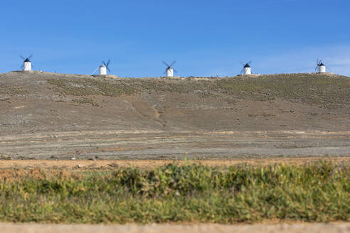 Spanien, Provinz Toledo, Consuegra, Reihe von alten Windmühlen auf einem Hügel - WPEF02130