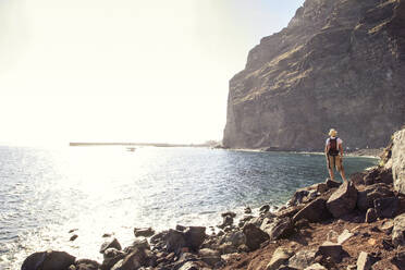 Rückansicht eines Wanderers am Strand, Valle Gran Grey, La Gomera, Kanarische Inseln, Spanien - MAMF00904