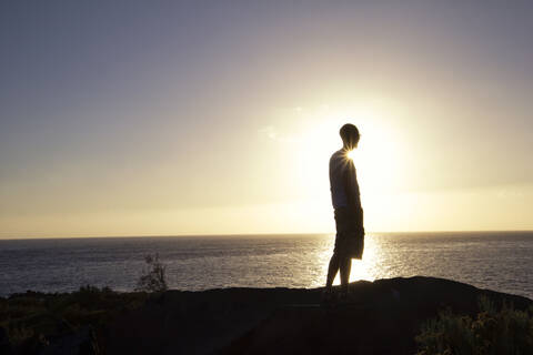 Rückansicht eines Mannes auf einem Aussichtspunkt, Valle Gran Grey, La Gomera, Kanarische Inseln, Spanien, lizenzfreies Stockfoto
