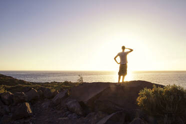 Rückansicht eines Mannes auf einem Aussichtspunkt, Valle Gran Grey, La Gomera, Kanarische Inseln, Spanien - MAMF00907