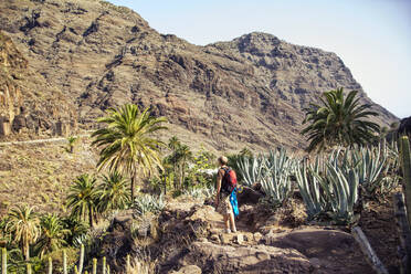 Wanderer auf dem Weg zum Berg, El Guro, Valle Gran Rey, La Gomera, Spanien - MAMF00914