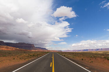 Highway am Nordrand des Grand Canyon, Arizona, Vereinigte Staaten von Amerika, Nordamerika - RHPLF12418