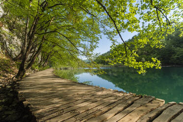 Uferpromenade am See, Nationalpark Plitvicer Seen, UNESCO-Weltkulturerbe, Kroatien, Europa - RHPLF12439