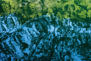 Spiegelungen im See, Nationalpark Plitvicer Seen, UNESCO-Weltkulturerbe, Kroatien, Europa - RHPLF12443