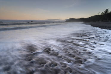 Rialto Beach in der Morgendämmerung, Olympic National Park, UNESCO-Weltkulturerbe, Clallam, Bundesstaat Washington, Vereinigte Staaten von Amerika, Nordamerika - RHPLF12458
