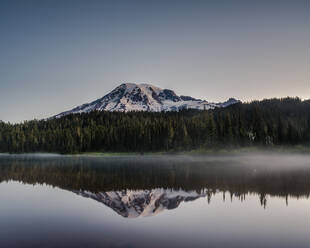 Spiegelung des Mount Rainier in der Morgendämmerung, Reflection Lake, Bundesstaat Washington, Vereinigte Staaten von Amerika, Nordamerika - RHPLF12464