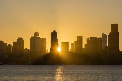 Skyline von Seattle bei Sonnenaufgang, vom Alki Beach aus gesehen, Seattle, Bundesstaat Washington, Vereinigte Staaten von Amerika, Nordamerika - RHPLF12477