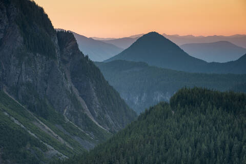 Bergblick bei Sonnenuntergang, Mount Rainier National Park, Washington State, Vereinigte Staaten von Amerika, Nordamerika, lizenzfreies Stockfoto