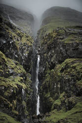 Wasserfall, Färöer Inseln, Dänemark, Atlantik, Europa - RHPLF12480