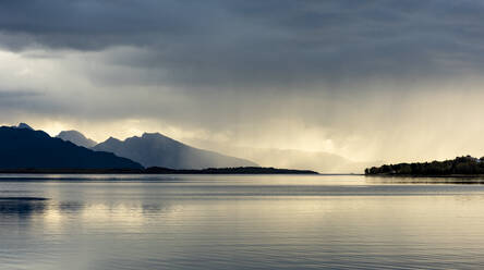 Berge und Regenwolken, Senja, Norwegen, Skandinavien, Europa - RHPLF12516