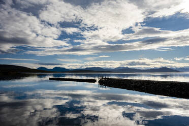 Landzunge und Seespiegelung, Senja, Norwegen, Skandinavien, Europa - RHPLF12519