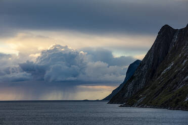 Regenwolke und Berg, Senja, Norwegen, Skandinavien, Europa - RHPLF12530