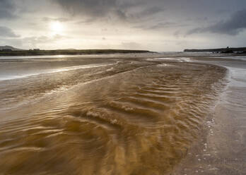 Starker Wind am Strand von Ferriter's Cove, Dingle-Halbinsel, County Kerry, Munster, Republik Irland, Europa - RHPLF12557
