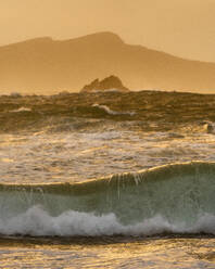 Große Wellen, Clogher Strand, Dingle-Halbinsel, Grafschaft Kerry, Munster, Republik Irland, Europa - RHPLF12564