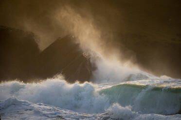 Wellen brechen gegen Felsen, Clogher Strand, Dingle Halbinsel, County Kerry, Munster, Republik Irland, Europa - RHPLF12567
