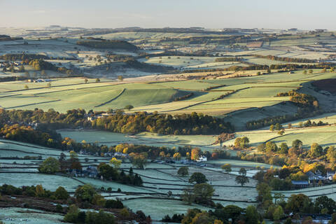 Blick von Curbar Edge bei Sonnenaufgang im Herbst, Blick nach Süden in Richtung Baslow und Chatsworth, Peak District National Park, Derbyshire, England, Vereinigtes Königreich, Europa, lizenzfreies Stockfoto