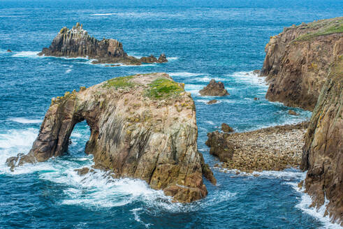 Enys Dodnan und die Armed Knight-Felsformationen in Lands End, Cornwall, England, Vereinigtes Königreich, Europa - RHPLF12600