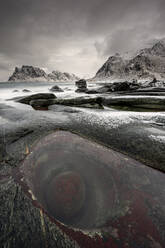 Die berühmte Meereslandschaft des Drachenauges am Strand von Uttakleiv auf den Lofoten, Nordland, Arktis, Norwegen, Europa - RHPLF12601