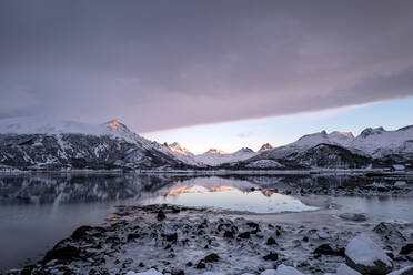 Schöne ruhige Fjord Reflexionen bei Sonnenuntergang in einem winterlichen Lofoten-Inseln, Nordland, Arktis, Norwegen, Europa - RHPLF12602
