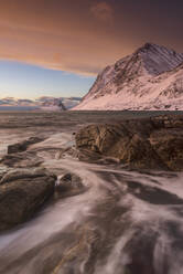 Ein dramatischer Sonnenuntergang am Haukland Strand im Winter, Lofoten, Nordland, Arktis, Norwegen, Europa - RHPLF12605