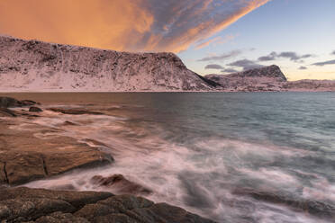 Dramatischer Sonnenuntergang am Haukland Strand, Lofoten, Nordland, Arktis, Norwegen, Europa - RHPLF12608