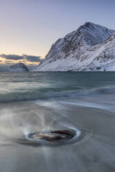 Einsamer Stein am Haukland Strand im Winter, Lofoten, Nordland, Arktis, Norwegen, Europa - RHPLF12610