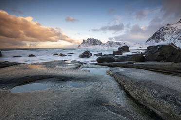 Felsformationen am Strand von Uttakleiv, Vestvagoy, Lofoten-Inseln, Nordland, Arktis, Norwegen, Europa - RHPLF12611