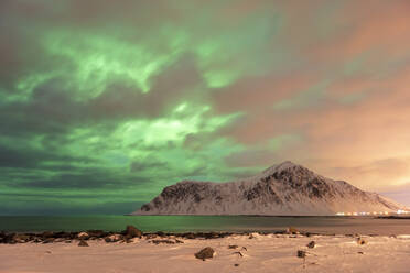 Das Nordlicht (Aurora borealis) mit Bergkette im Winter, Reine, Lofoten, Nordland, Arktis, Norwegen, Europa - RHPLF12613