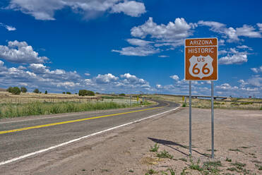 Ein Straßenschild an der Historic Route 66 westlich von Ash Fork, Arizona, Vereinigte Staaten von Amerika, Nordamerika - RHPLF12615