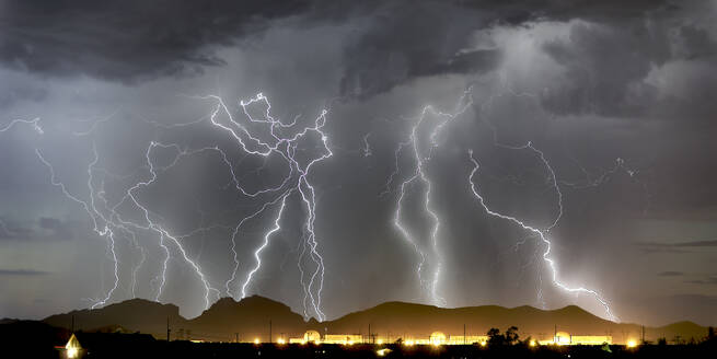 Blitzeinschlag in den Saddleback Mountain westlich von Tonopah, Arizona, Vereinigte Staaten von Amerika, Nordamerika - RHPLF12617